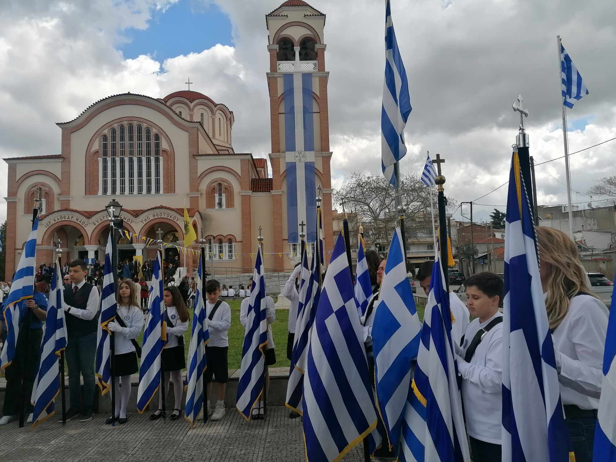 Με λαμπρότητα γιορτάστηκε η 25η Μαρτίου στην Κομοτηνή (φωτος από δοξολογία, κατάθεση στεφάνων, παρέλαση)