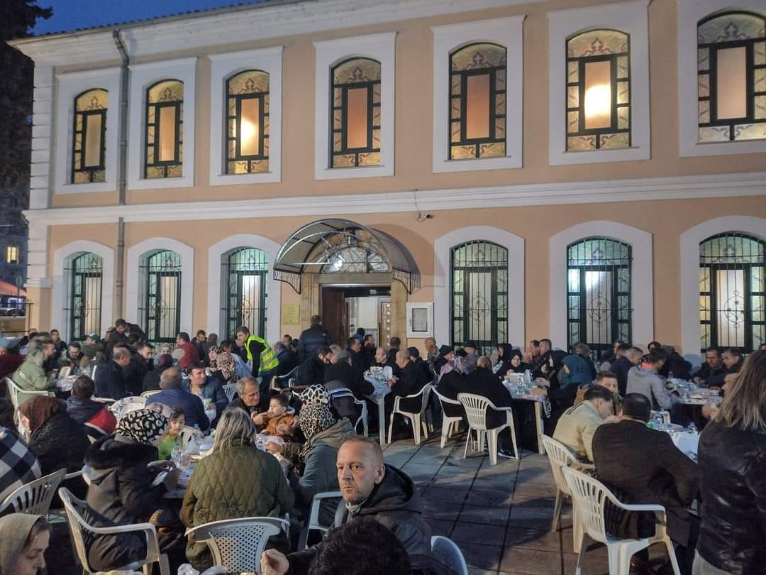 Η ΔΕΜΠ Κομοτηνής παρέθεσε δείπνο ιφτάρ σε Κομοτηναίους εμπόρους και φίλους, στην κεντρική αγορά της πόλης (φωτος) Η ΔΕΜΠ Κομοτηνής παρέθεσε δείπνο ιφτάρ σε Κομοτηναίους εμπόρους και φίλους, στην κεντρική αγορά της πόλης (φωτος)