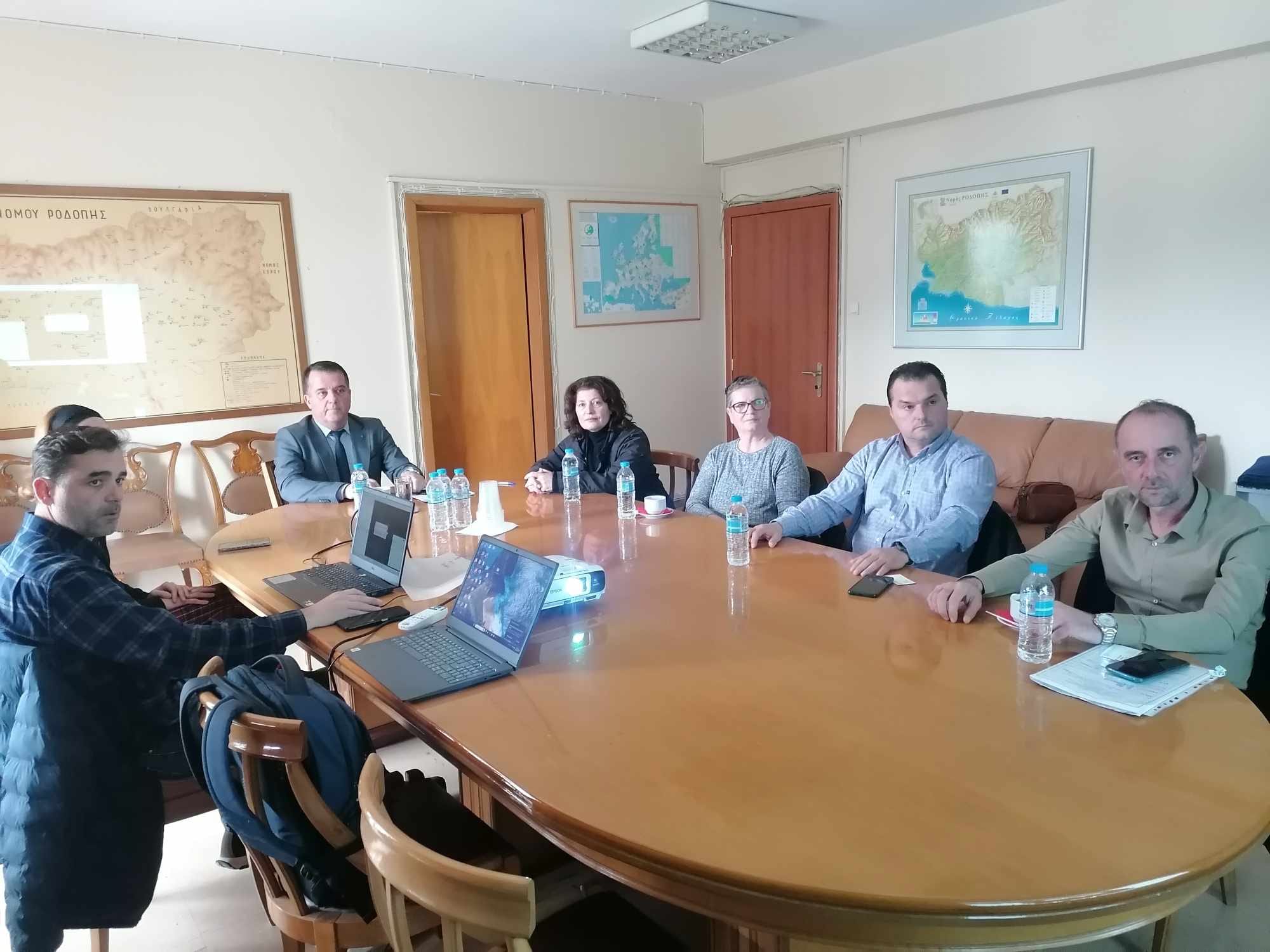 Συνάντηση Αντιπεριφερειάρχη Π.Ε. Ροδόπης με τον πρόεδρο, κατοίκους και μέλη του πολιτιστικού συλλόγου Κοσμίου, στο πλαίσιο διαβούλευσης του έργου «Κατασκευή γέφυρας Κοσμίου» Συνάντηση Αντιπεριφερειάρχη Π.Ε. Ροδόπης με τον πρόεδρο, κατοίκους και μέλη του πολιτιστικού συλλόγου Κοσμίου, στο πλαίσιο διαβούλευσης του έργου «Κατασκευή γέφυρας Κοσμίου»