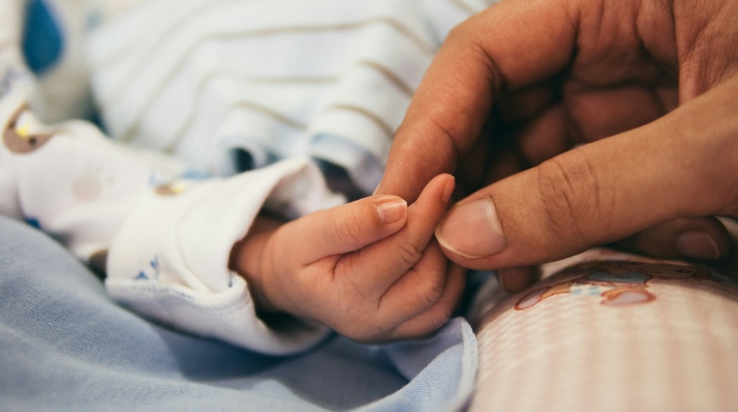 Έρχεται  «αυτόματη» χορήγηση αναδρομικών έως 1.500 ευρώ σε νέες μητέρες για το επίδομα γέννας-Πότε θα γίνει η πληρωμή