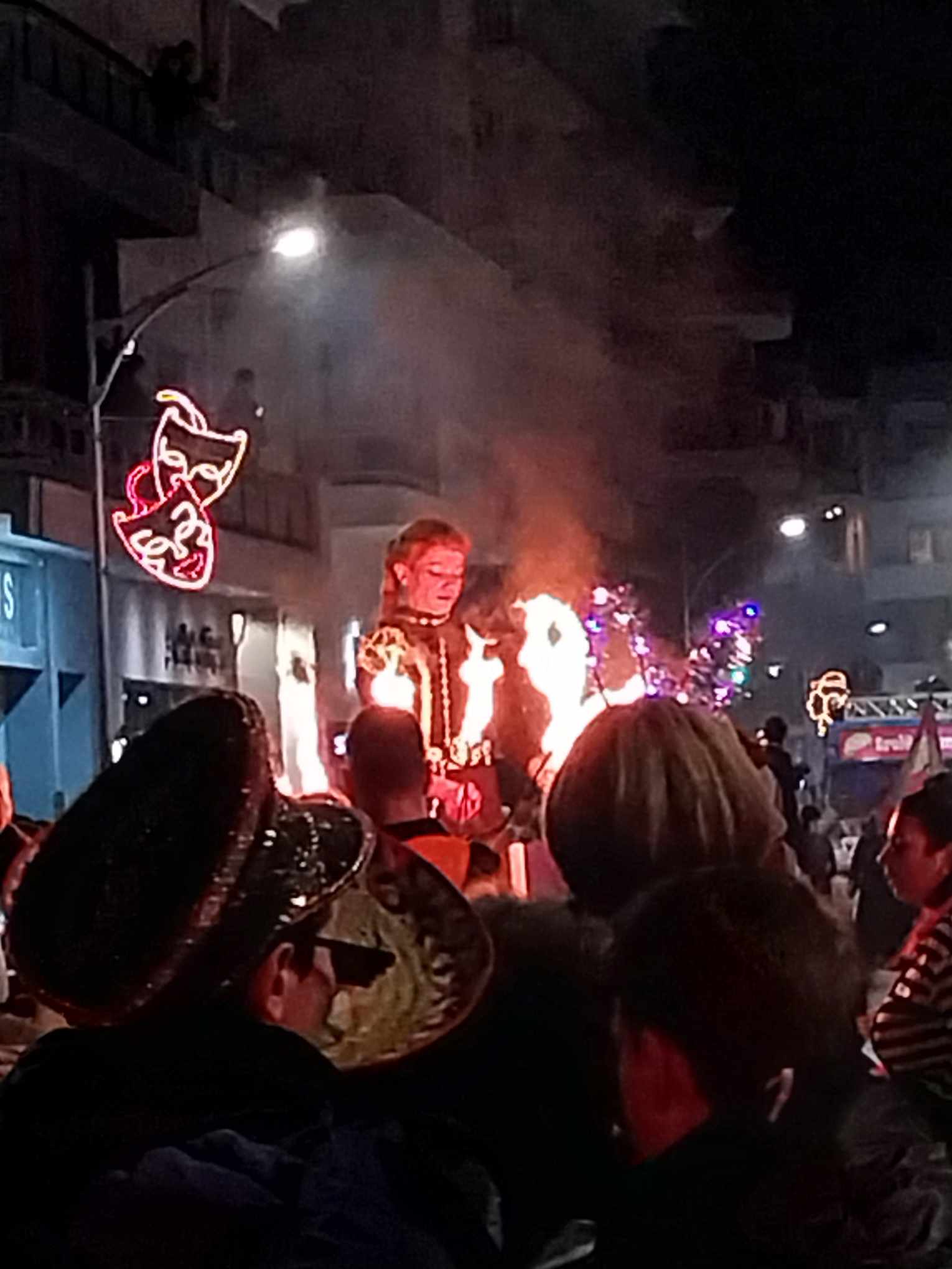 Μεγάλη συμμετοχή καρναβαλιστών και κόσμου στη βραδινή αποκριάτικη παρέλαση της Κομοτηνής (videos) Μεγάλη συμμετοχή καρναβαλιστών και κόσμου στη βραδινή αποκριάτικη παρέλαση της Κομοτηνής (videos)
