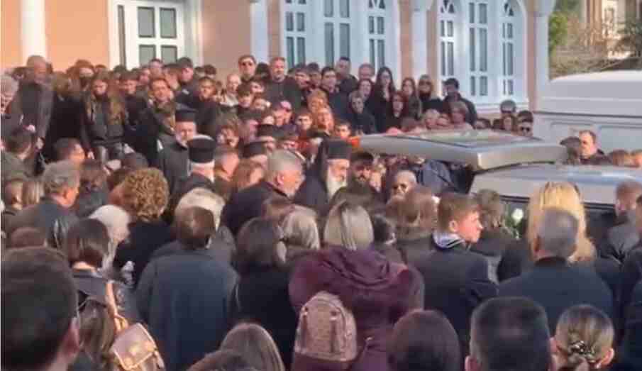 Πόνος και Οδύνη στην κηδεία του 15χρονου που έχασε τη ζωή του πέφτοντας από το φωταγωγό, στην Αλεξανδρούπολη