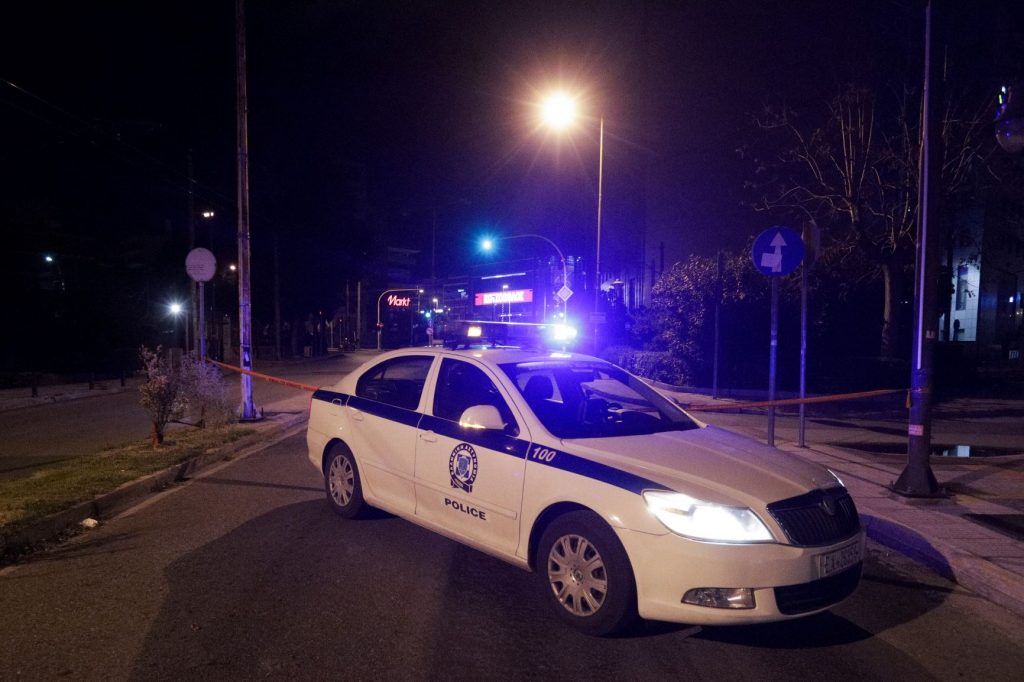 Αθήνα: Άνδρας δέχτηκε πυροβολισμό στο κεφάλι έξω από μαγαζί με ναργιλέδες