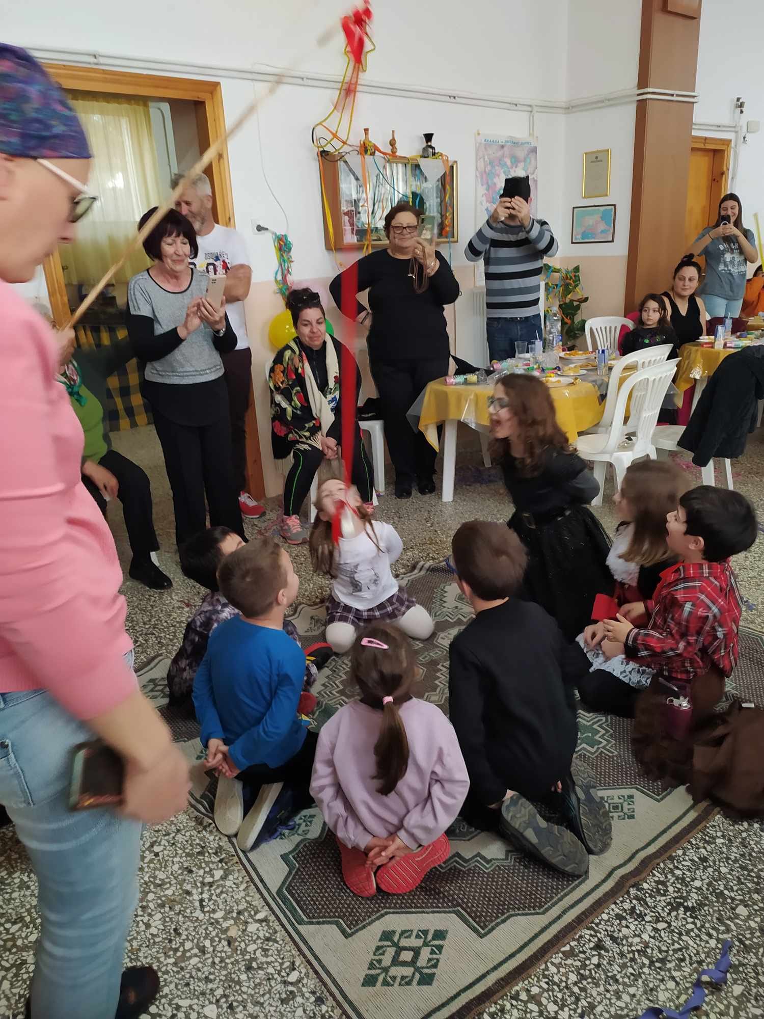 Το έθιμο “Το κρέμασμα του αυγού” από το σύλλογο γυναικών Στρύμης Το έθιμο “Το κρέμασμα του αυγού” από το σύλλογο γυναικών Στρύμης