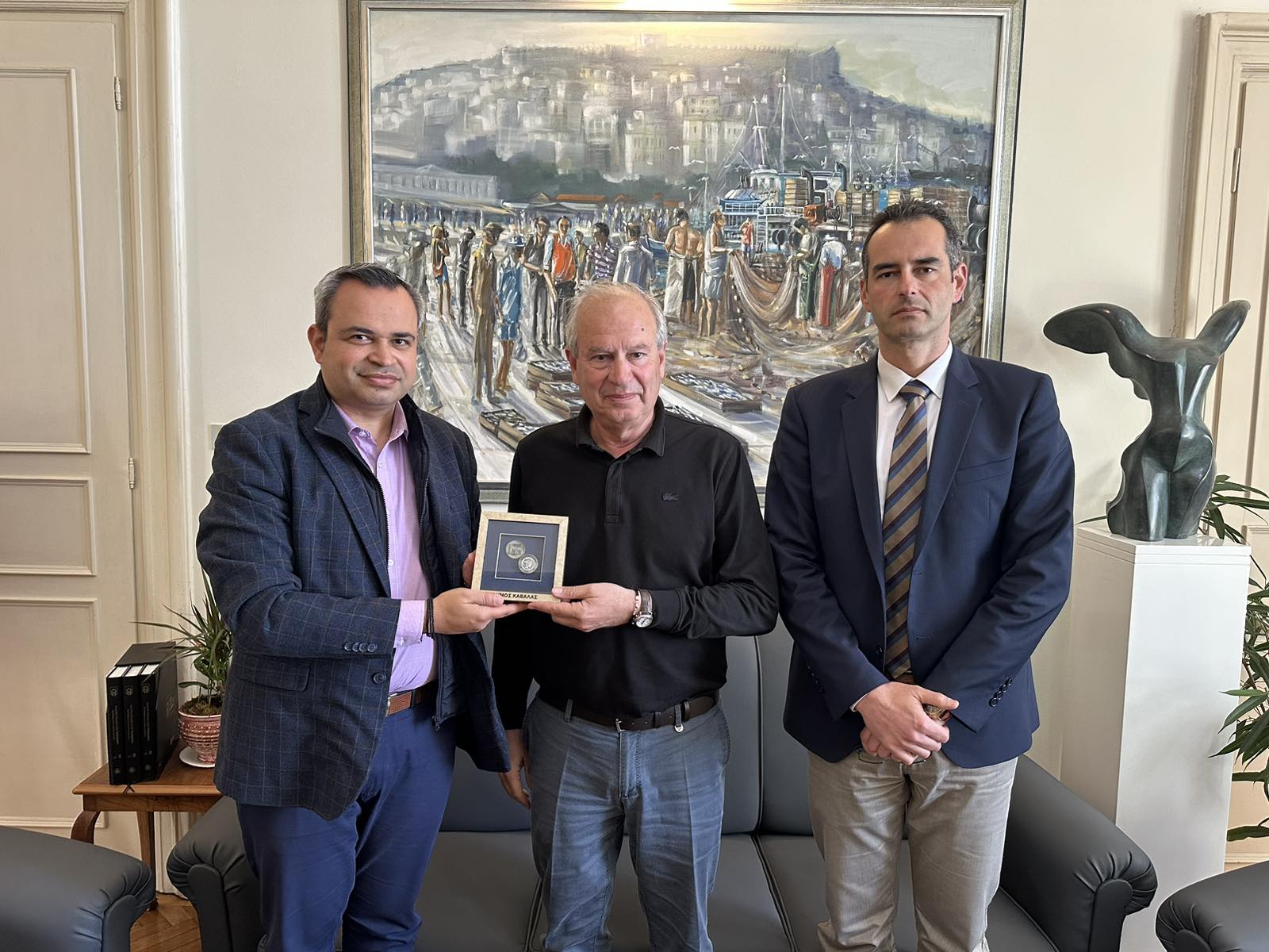 Θεσμική συνάντηση αντιπροσωπείας Ε.Α.Α.Μ.Θ. με το Δήμαρχο Καβάλας Θεσμική συνάντηση αντιπροσωπείας Ε.Α.Α.Μ.Θ. με το Δήμαρχο Καβάλας