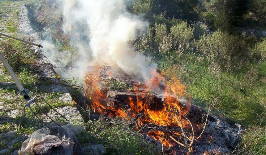 Τα πρώτα πρόστιμα για ανεξέλεγκτη καύση υπολειμμάτων καλλιεργειών είναι γεγονός στην Αν. Μακεδονία και Θράκη