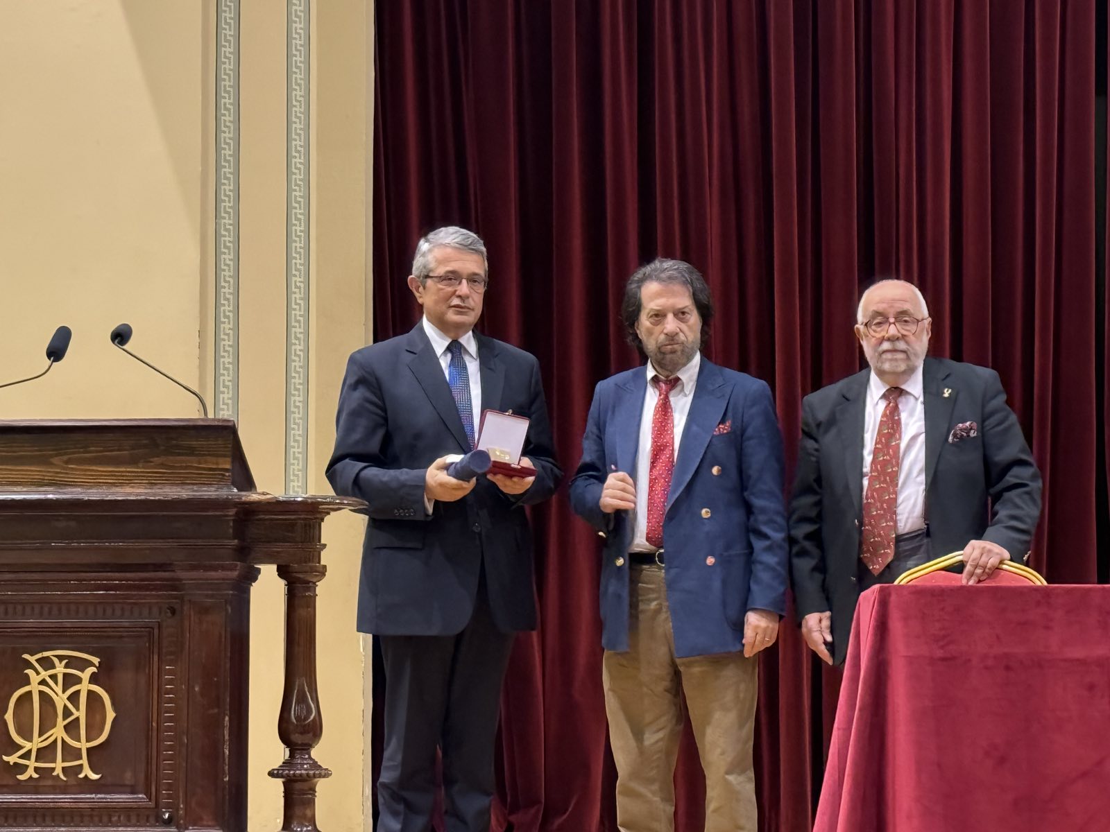 Ο Καθηγητής του ΔΠΘ Μανόλης Βαρβούνης διακρίθηκε ως επίτιμο μέλος του «Φιλολογικού  Συλλόγου  Παρνασσός»