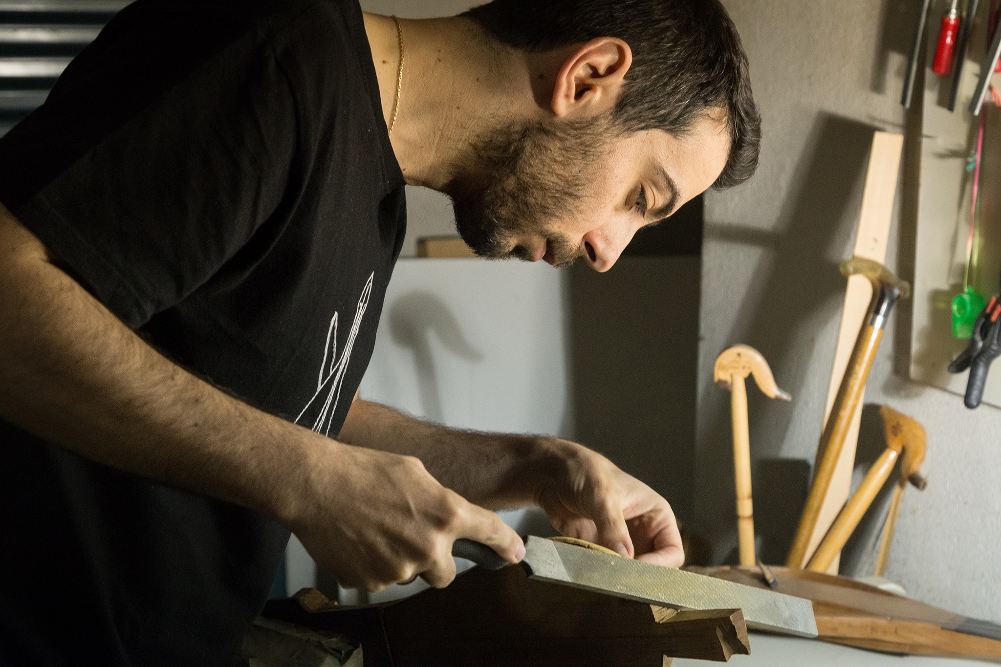 Αλέξανδρος Κοκκαλίδης: Ο Θρακιώτης λυράρης και χειροτέχνης στην κατασκευή της Λύρας (φωτος+video)
