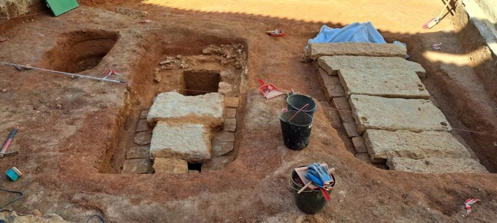 Το μυστήριο με τους 3 αρχαίους ρωμαϊκούς τάφους που ανακάλυψαν αρχαιολόγοι κοντά στο ψηφιδωτό με τον «Θεό του Ωκεανού»