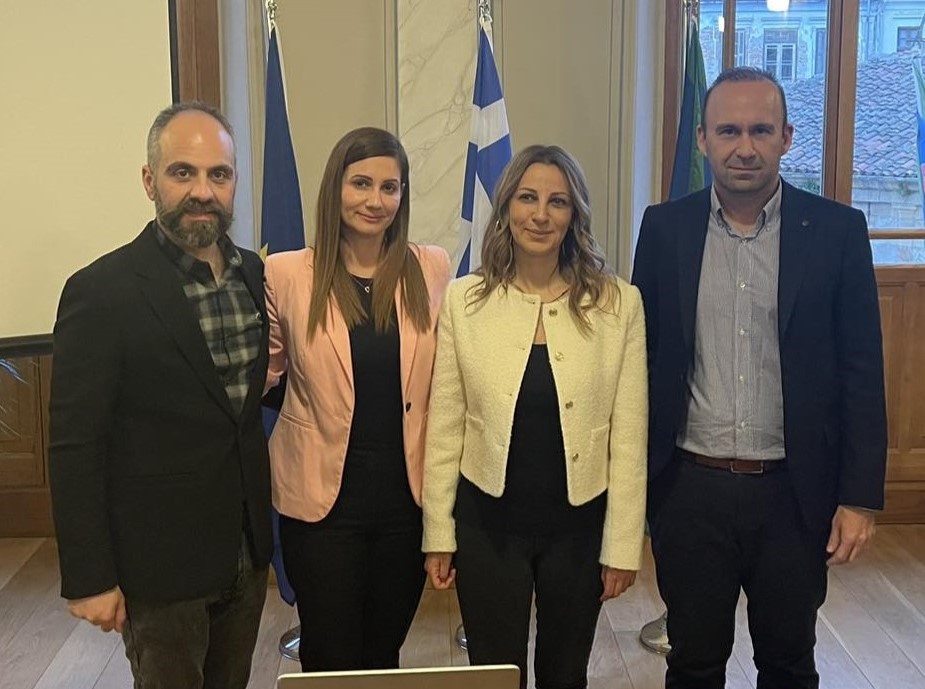 Γονείς, εκπαιδευτικοί και μαθητές, βαδίζουμε μαζί προς τις Πανελλήνιες Εξετάσεις, υποστηρίζοντας την ψυχική μας υγεία Γονείς, εκπαιδευτικοί και μαθητές, βαδίζουμε μαζί προς τις Πανελλήνιες Εξετάσεις, υποστηρίζοντας την ψυχική μας υγεία