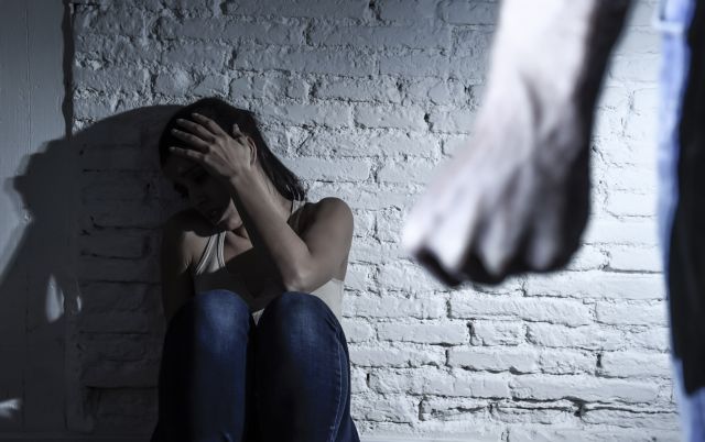Ενδοοικογενειακή βία: 141 περιστατικά και 73 συλλήψεις σε 24 ώρες Ενδοοικογενειακή βία: 141 περιστατικά και 73 συλλήψεις σε 24 ώρες