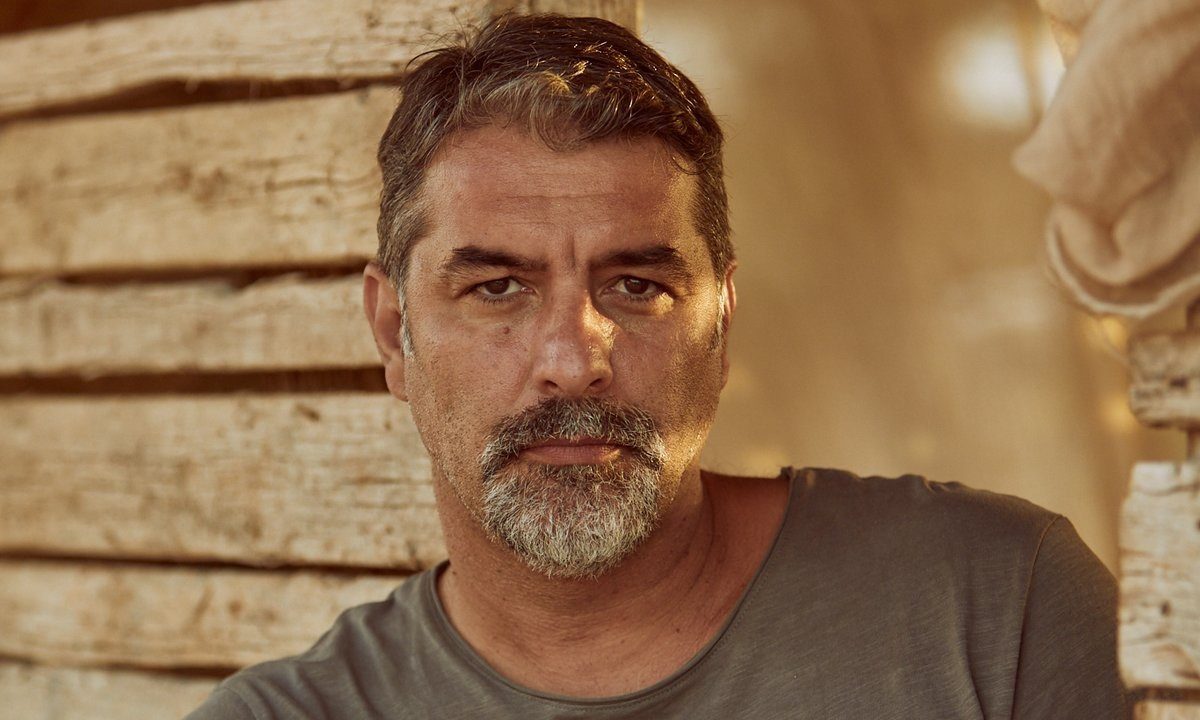 Τα κόκκινα φανάρια: Η νέα σειρά του Alpha με Βασίλη Μπισμπίκη και Κλέλια Ρένεση Τα κόκκινα φανάρια: Η νέα σειρά του Alpha με Βασίλη Μπισμπίκη και Κλέλια Ρένεση