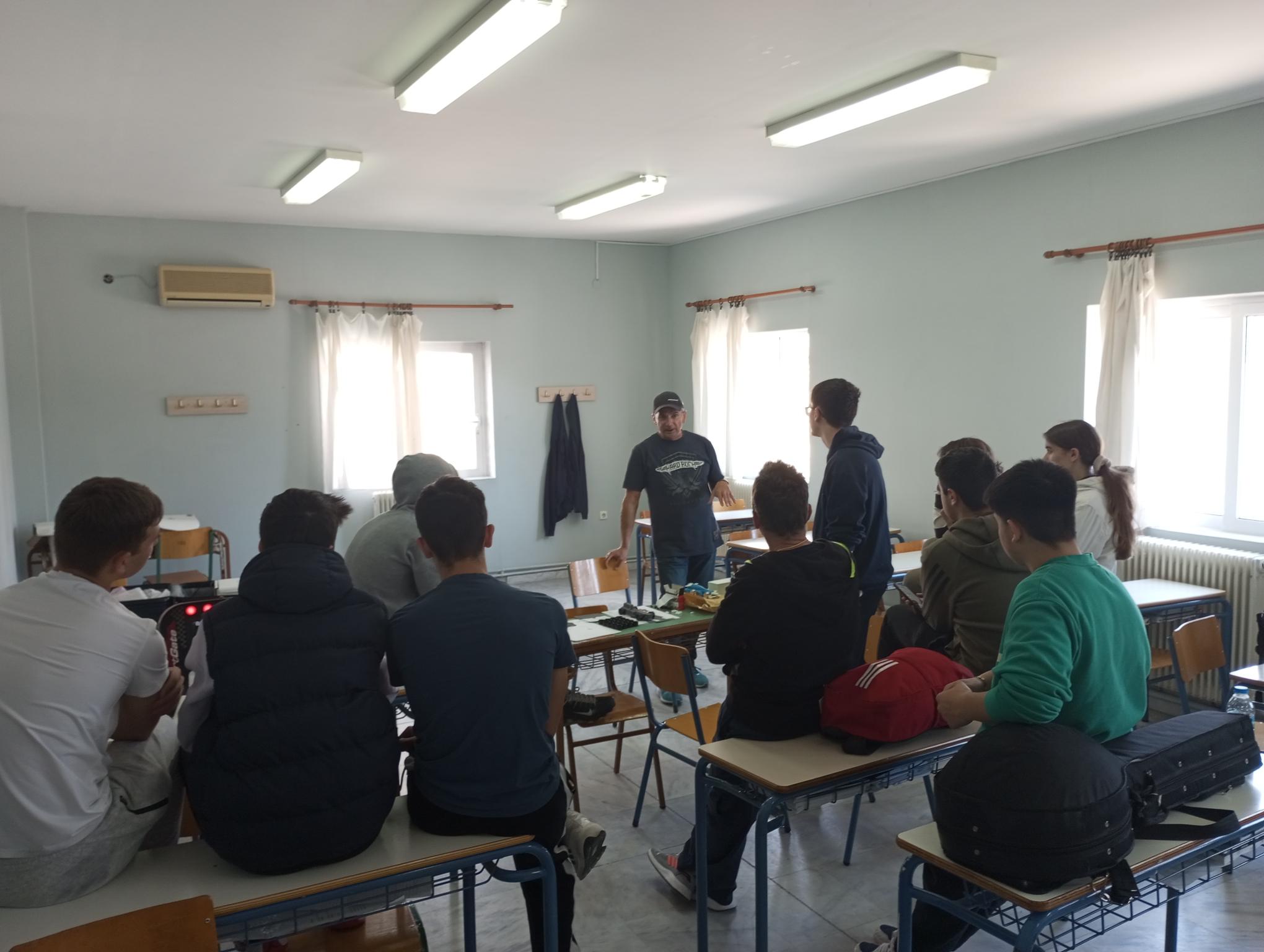 Ο Εθνικός Συντονιστής του διαγωνισμού F1 in Schools Greece στο Μουσικό Σχολείου Κομοτηνής Ο Εθνικός Συντονιστής του διαγωνισμού F1 in Schools Greece στο Μουσικό Σχολείου Κομοτηνής