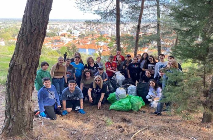 Ξάνθη: Μαθητές του 1ου γυμνασίου καθάρισαν εθελοντικά το Περιαστικό Δάσος