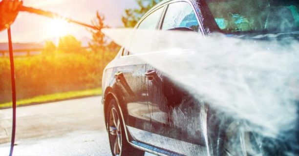 Ποιο μεγάλο πρόστιμο σε περιμένει αν πλένεις το αυτοκίνητό σου στο δρόμο