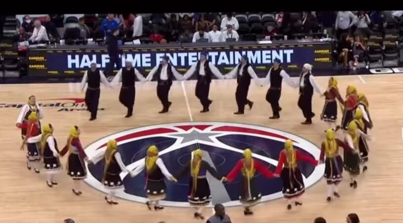 Θρακιώτικοι χοροί σε αγώνα του ΝΒΑ στις ΗΠΑ με την ομάδα του Αντετοκούνμπο! (videos)