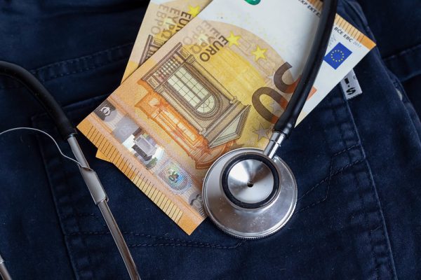 Έρευνα: 955 ευρώ ξοδεύουν το χρόνο οι Έλληνες για την υγεία τους Έρευνα: 955 ευρώ ξοδεύουν το χρόνο οι Έλληνες για την υγεία τους