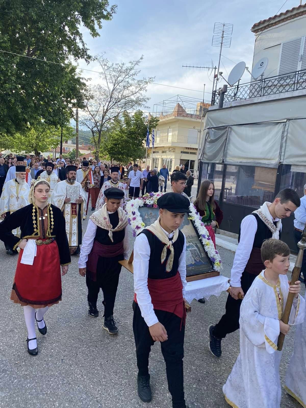 Η Γρατινή τίμησε τη Ζωοδόχο Πηγή με λιτανεία της Αγίας Εικόνας και παραδοσιακό γλέντι στην πλατεία του χωριού (φωτος) Η Γρατινή τίμησε τη Ζωοδόχο Πηγή με λιτανεία της Αγίας Εικόνας και παραδοσιακό γλέντι στην πλατεία του χωριού (φωτος)