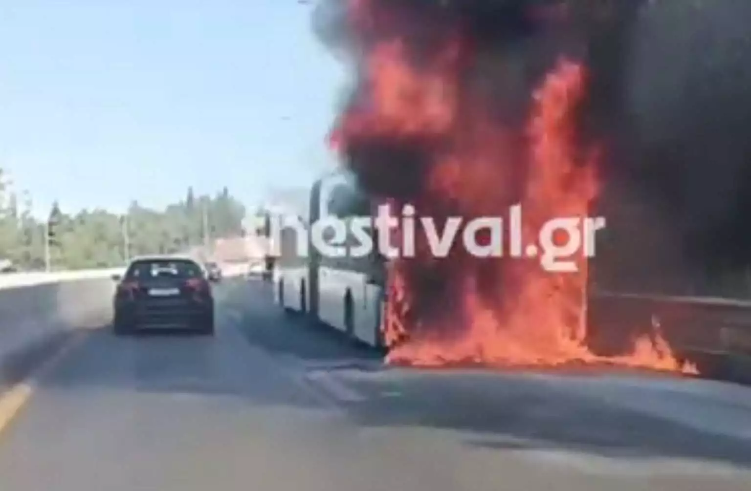 Θεσσαλονίκη: Φωτιά σε λεωφορείο του ΟΑΣΘ στον Περιφερειακό (Video)