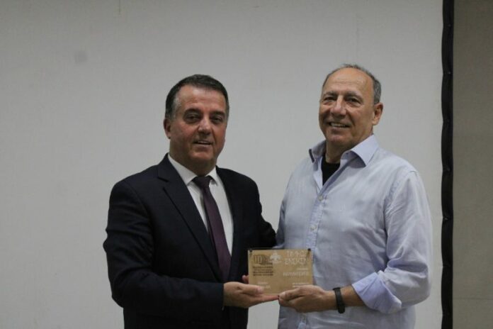 Πανελλήνιο Πρωτάθλημα Βετεράνων: Βραβεύτηκε για την προσφορά του στο μπάσκετ ο Γιώργος Μαυρίδης Πανελλήνιο Πρωτάθλημα Βετεράνων: Βραβεύτηκε για την προσφορά του στο μπάσκετ ο Γιώργος Μαυρίδης