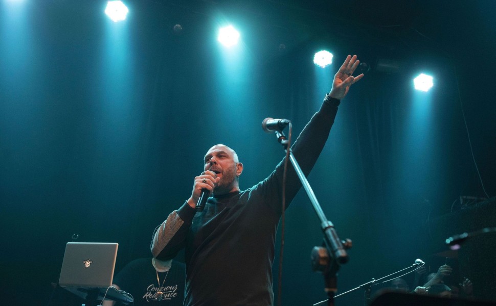 Stavento: Γιατί ο Μιχάλης Κουινέλης έγινε έξαλλος on stage & διέκοψε τη συναυλία του (video) Stavento: Γιατί ο Μιχάλης Κουινέλης έγινε έξαλλος on stage & διέκοψε τη συναυλία του (video)