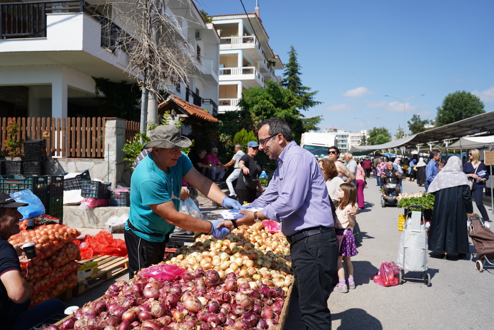 Επίσκεψη του υποψήφιου ευρωβουλευτή της ΝΔ Ιωάννη Βεζυργιαννίδη στην Λαϊκή Αγορά Κομοτηνής (φωτος) Επίσκεψη του υποψήφιου ευρωβουλευτή της ΝΔ Ιωάννη Βεζυργιαννίδη στην Λαϊκή Αγορά Κομοτηνής (φωτος)