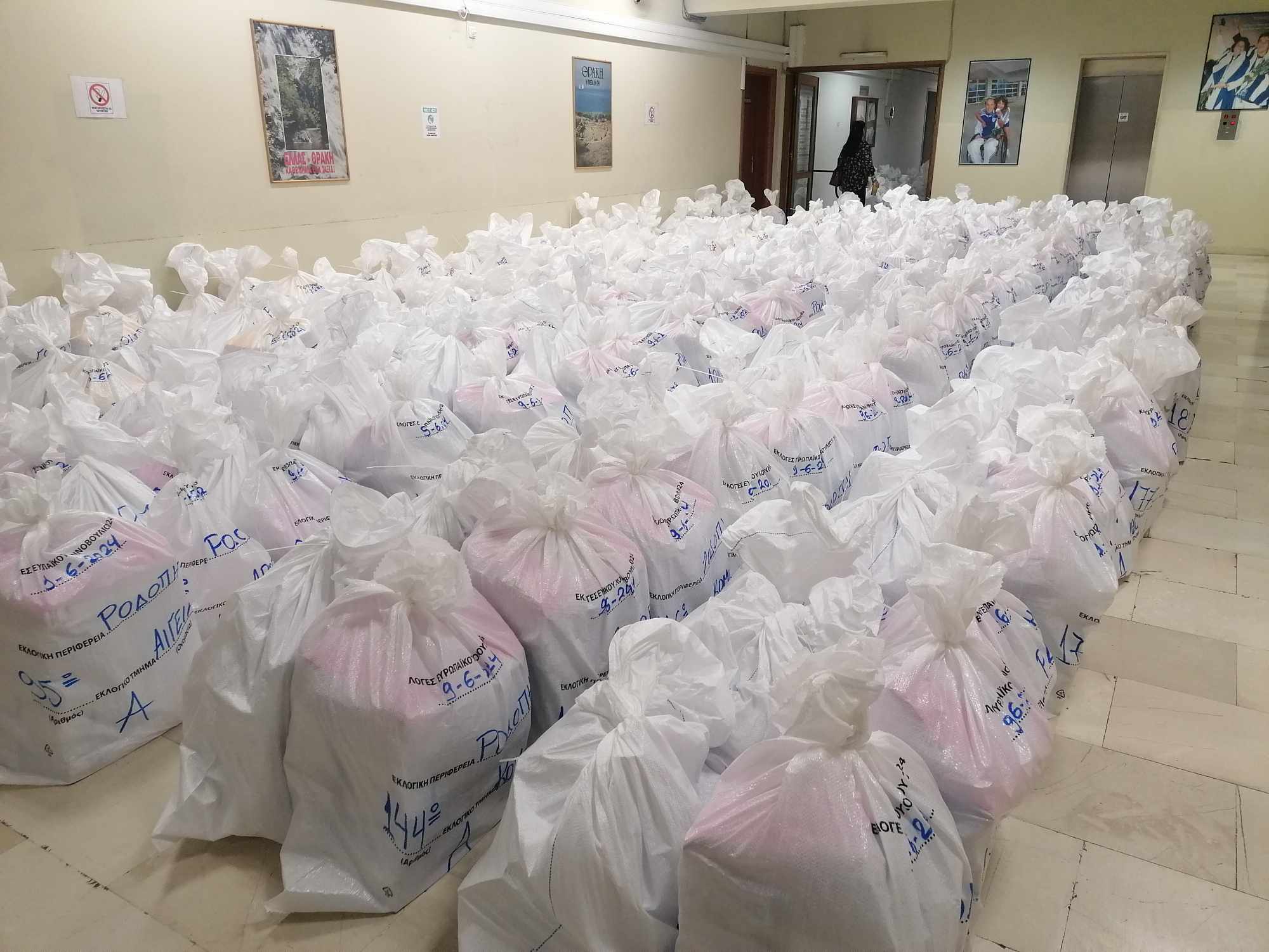 Στη διάθεση των Δήμων της Ροδόπης το εκλογικό υλικό για τις εκλογές της 9 ης Ιουνίου (φωτος) Στη διάθεση των Δήμων της Ροδόπης το εκλογικό υλικό για τις εκλογές της 9 ης Ιουνίου (φωτος)