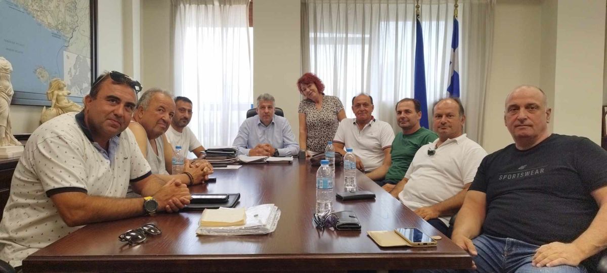 Ο Χριστόδουλος Τοψίδης συναντήθηκε με εκπροσώπους πωλητές των λαϊκών αγορών της ΑΜ-Θ Ο Χριστόδουλος Τοψίδης συναντήθηκε με εκπροσώπους πωλητές των λαϊκών αγορών της ΑΜ-Θ