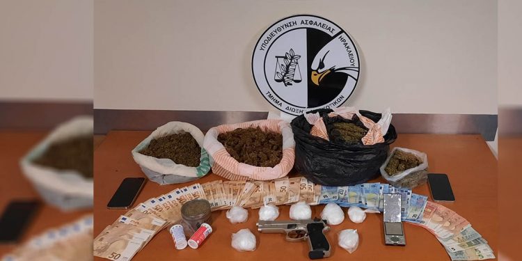 Ηράκλειο: Είχαν στο σπίτι τους χασίς, κοκαΐνη και χιλιάδες ευρώ Ηράκλειο: Είχαν στο σπίτι τους χασίς, κοκαΐνη και χιλιάδες ευρώ