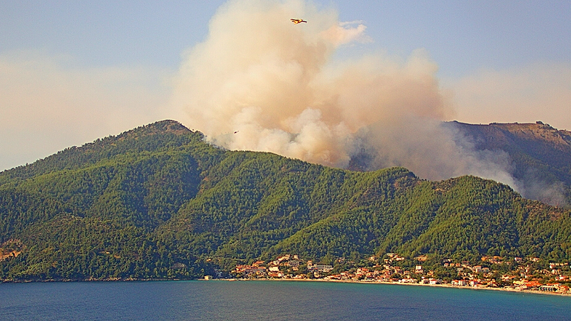 Δύο εστίες φωτιάς στη Θάσο, λόγω κεραυνικής δραστηριότητας Δύο εστίες φωτιάς στη Θάσο, λόγω κεραυνικής δραστηριότητας