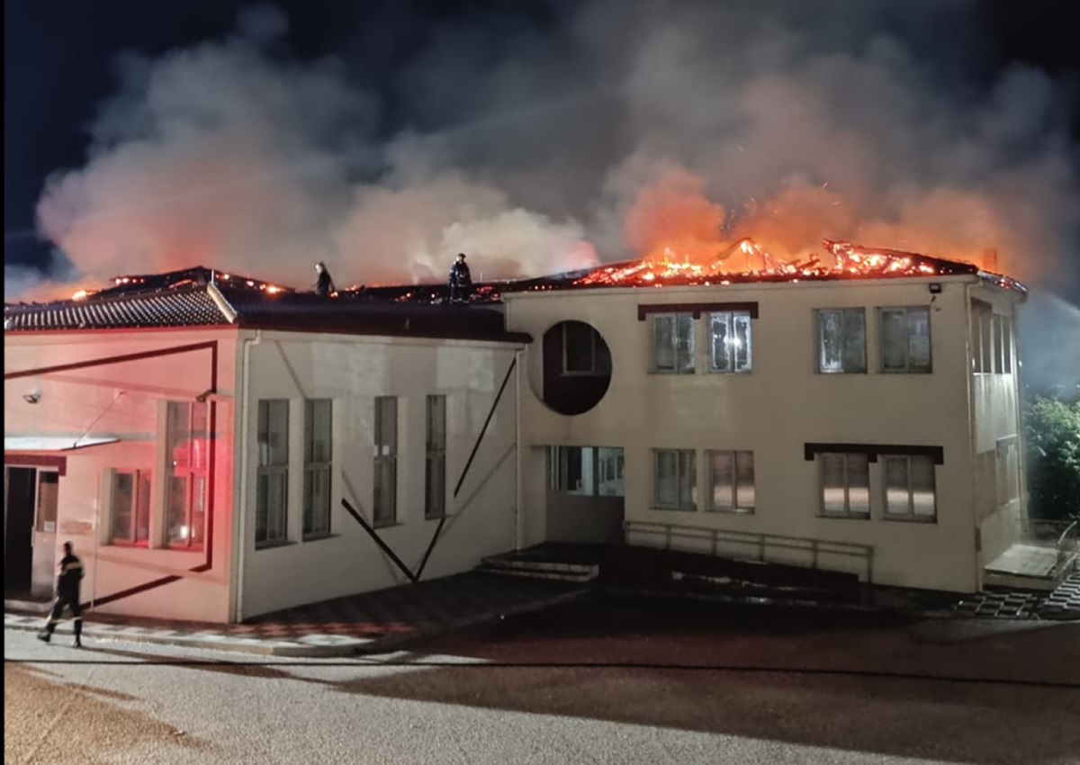 Σέρρες: Καταστράφηκε ολοσχερώς η οροφή δημοτικού σχολείου από πυρκαγιά Σέρρες: Καταστράφηκε ολοσχερώς η οροφή δημοτικού σχολείου από πυρκαγιά