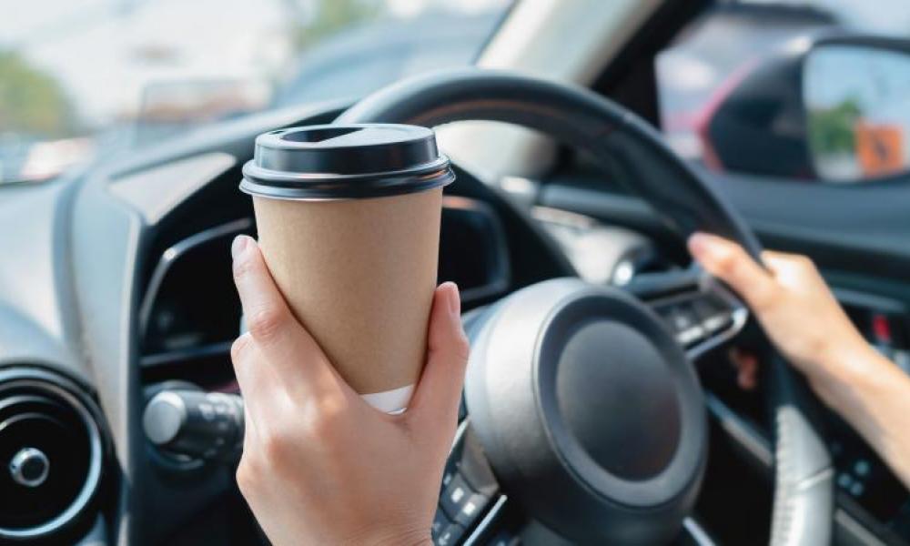 Έρχονται βαριά πρόστιμα για …. τον καφέ στο αυτοκίνητο! Έρχονται βαριά πρόστιμα για …. τον καφέ στο αυτοκίνητο!