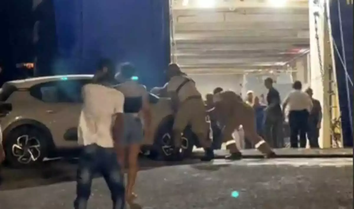Άνδρος: Χειροπέδες στον καπετάνιο του πλοίου που σήκωσε την μπουκαπόρτα τη στιγμή που έμπαινε αυτοκίνητο Άνδρος: Χειροπέδες στον καπετάνιο του πλοίου που σήκωσε την μπουκαπόρτα τη στιγμή που έμπαινε αυτοκίνητο