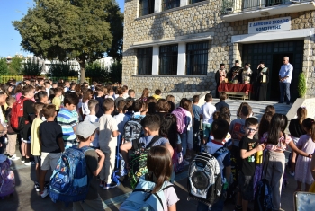 Τέλεση αγιασμού από το Μητροπολίτη Μαρωνείας για την έναρξη της νέας σχολικής χρονιάς Τέλεση αγιασμού από το Μητροπολίτη Μαρωνείας για την έναρξη της νέας σχολικής χρονιάς