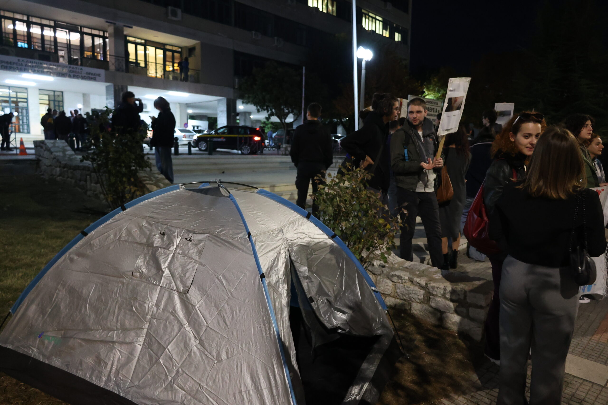 Με μία σκηνή έξω από την πρώην Νομαρχία Ροδόπης διαμαρτυρήθηκαν οικότροφοι φοιτητές (φωτος) Με μία σκηνή έξω από την πρώην Νομαρχία Ροδόπης διαμαρτυρήθηκαν οικότροφοι φοιτητές (φωτος)