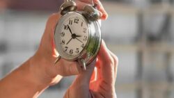 Για ποιους λόγους αλλάζει η παγκόσμια ρύθμιση μέτρησης της ώρας από το 2027;