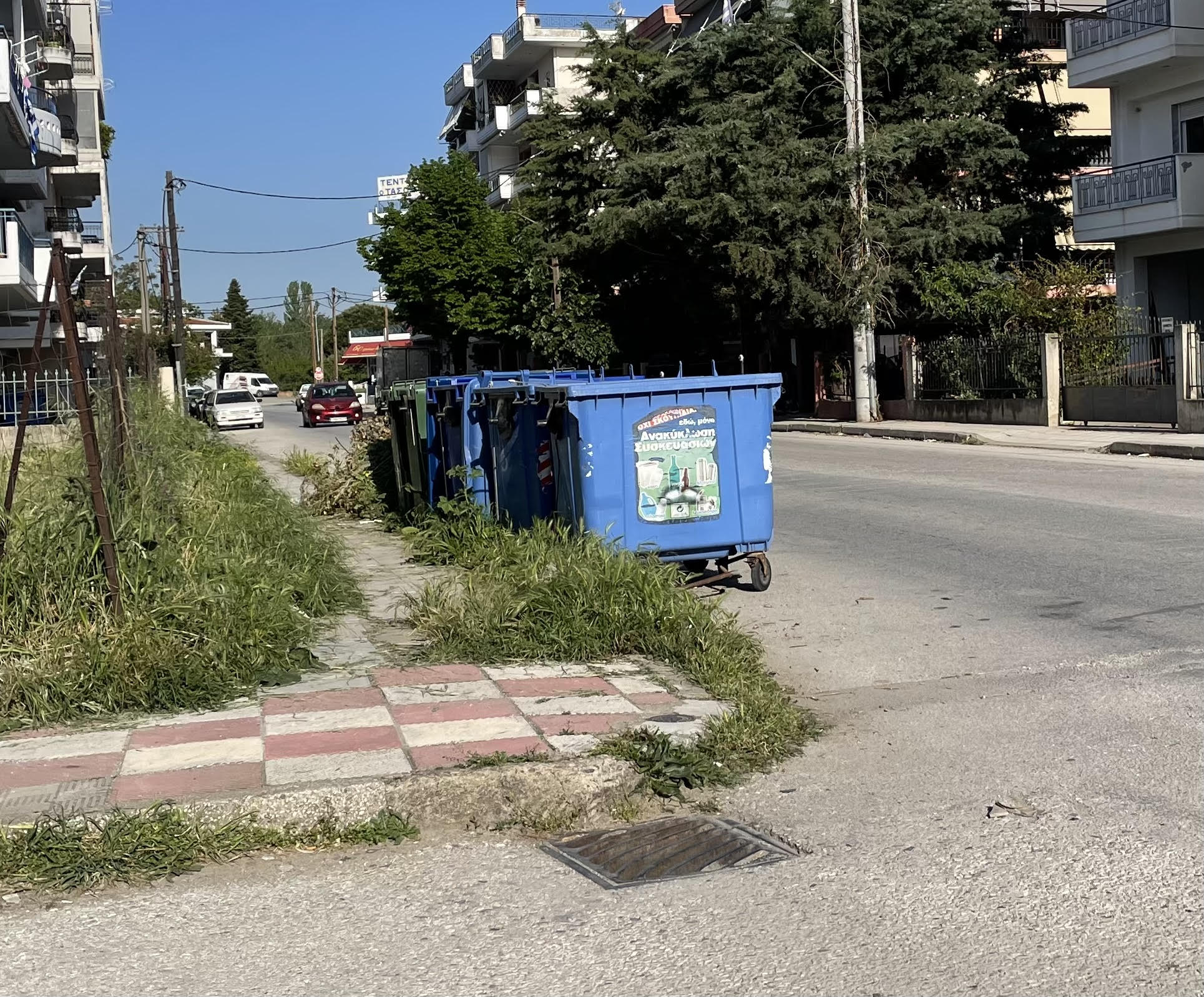 Κάδοι στην γωνία, εμποδίζουν…
