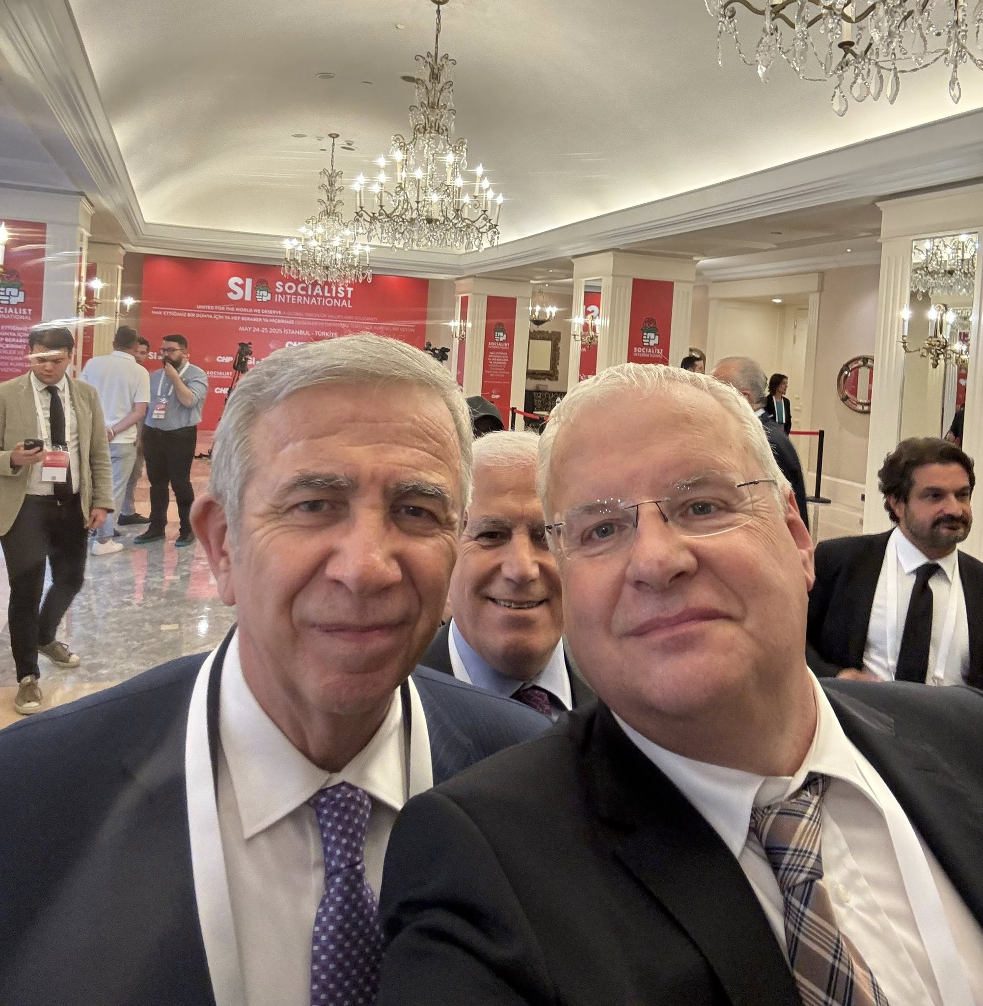 Ο Ιλχάν Αχμέτ στην Κωνσταντινούπολη στη συνεδρίαση της Σοσιαλιστικής Διεθνούς Ο Ιλχάν Αχμέτ στην Κωνσταντινούπολη στη συνεδρίαση της Σοσιαλιστικής Διεθνούς