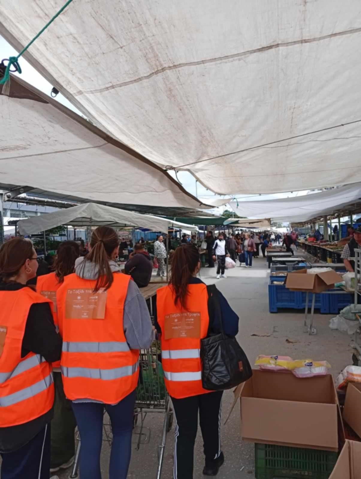 Η Λαϊκή Αγορά Κομοτηνής κατέθεσε στην «τράπεζα τροφίμων» του Δήμου Κομοτηνής Η Λαϊκή Αγορά Κομοτηνής κατέθεσε στην «τράπεζα τροφίμων» του Δήμου Κομοτηνής