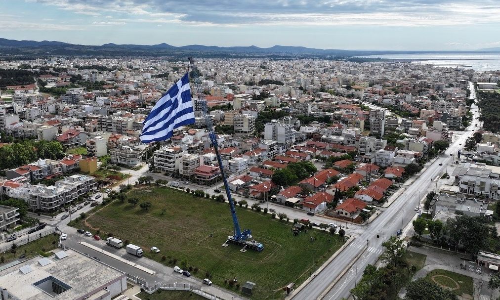 H μεγαλύτερη Ελληνική σημαία θα υψωθεί και πάλι στην Αλεξανδρούπολη, δίπλα από το Αρχαιολογικό Μουσείο H μεγαλύτερη Ελληνική σημαία θα υψωθεί και πάλι στην Αλεξανδρούπολη, δίπλα από το Αρχαιολογικό Μουσείο