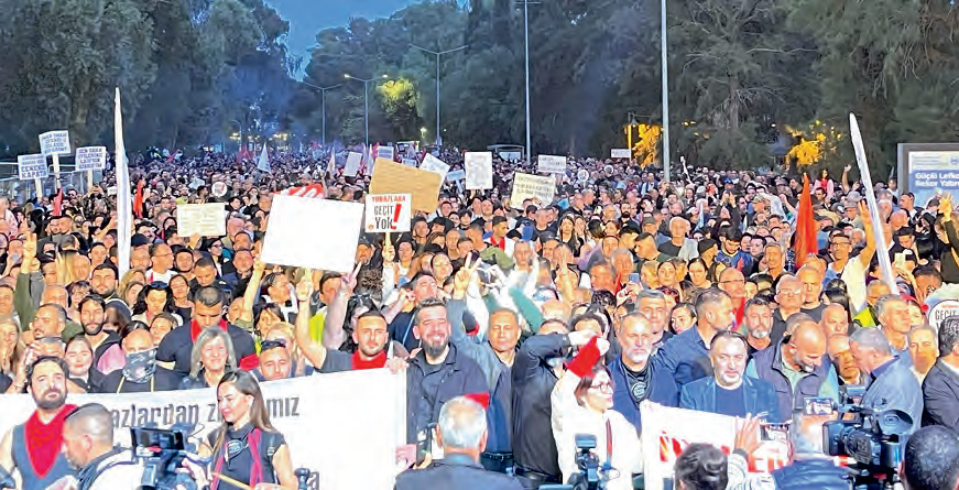 Oι Τουρκοκύπριοι βγήκαν στους δρόμους για να παραμείνει η Κύπρος κοσμική Oι Τουρκοκύπριοι βγήκαν στους δρόμους για να παραμείνει η Κύπρος κοσμική