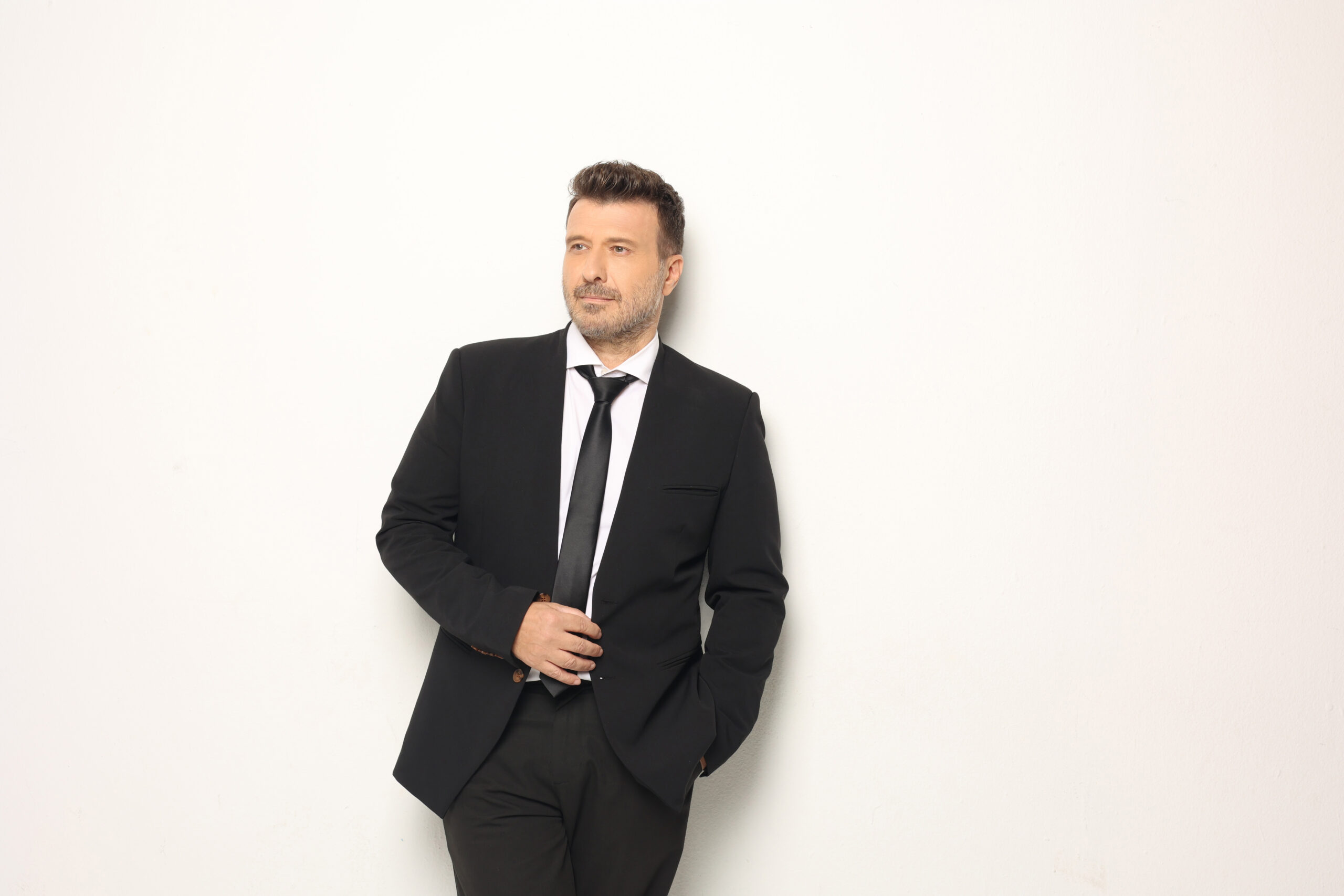 Γιάννης Πλούταρχος: Το νέο του video clip είναι γεμάτο χρώμα Γιάννης Πλούταρχος: Το νέο του video clip είναι γεμάτο χρώμα