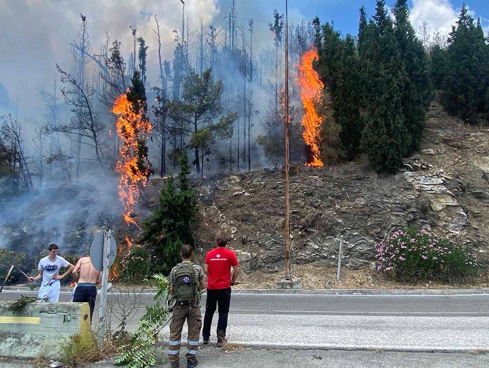 Έσβησε η φωτιά που ξέσπασε στην Καβάλα. Παραμένουν οι πυροσβεστικές δυνάμεις Έσβησε η φωτιά που ξέσπασε στην Καβάλα. Παραμένουν οι πυροσβεστικές δυνάμεις