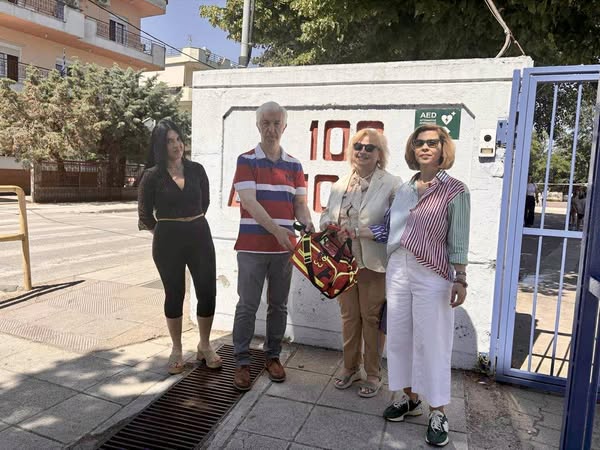 Δωρεά ενός ομαδικού φαρμακείου πρώτων βοηθειών στο 10ο Δημοτικό Σχολείο Κομοτηνής, από το ΠΤΚ του Ελληνικού Ερυθρού Σταυρού Δωρεά ενός ομαδικού φαρμακείου πρώτων βοηθειών στο 10ο Δημοτικό Σχολείο Κομοτηνής, από το ΠΤΚ του Ελληνικού Ερυθρού Σταυρού