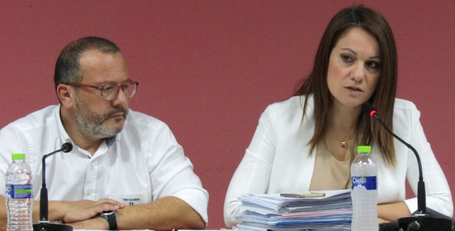 Εμφανή τα “ρήγματα” στο Δήμο Κομοτηνής: Ο Δήμαρχος Ιωάννης Γκαράνης έπαψε από τα καθήκοντά της την Αντιδήμαρχο Κλεοπάτρα Στογιαννίδου Εμφανή τα “ρήγματα” στο Δήμο Κομοτηνής: Ο Δήμαρχος Ιωάννης Γκαράνης έπαψε από τα καθήκοντά της την Αντιδήμαρχο Κλεοπάτρα Στογιαννίδου