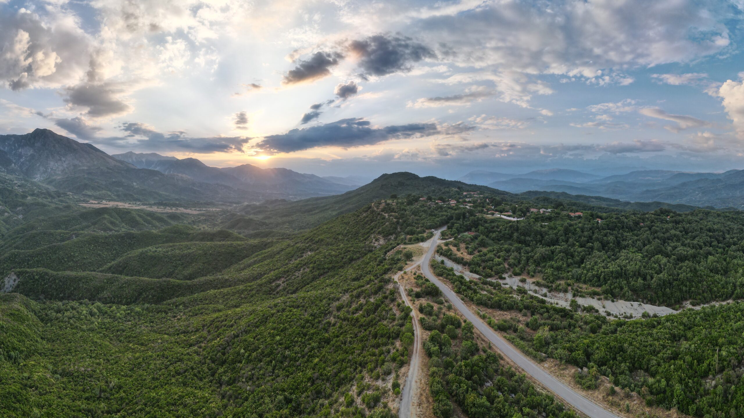 Καστάνιανη Πωγωνίου: Η ιδιαίτερη πατρίδα του μεγάλου δεξιοτέχνη του κλαρίνου, Πετρολούκα Χαλκιά (βίντεο) Καστάνιανη Πωγωνίου: Η ιδιαίτερη πατρίδα του μεγάλου δεξιοτέχνη του κλαρίνου, Πετρολούκα Χαλκιά (βίντεο)