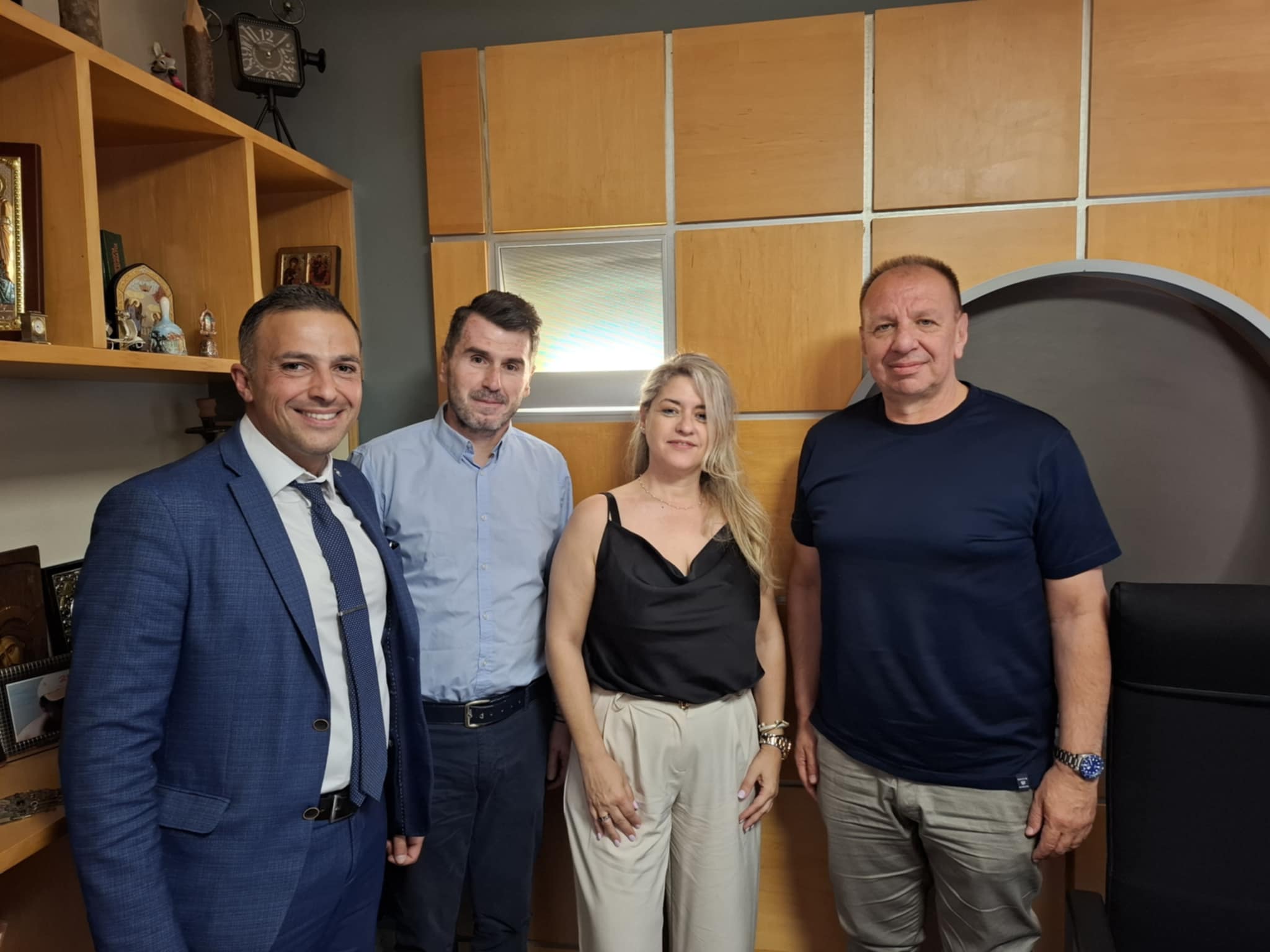 Συνάντηση του προέδρου του ΕΒΕ Ροδόπης με τη Διευθύντρια και Εκπαιδευτές της Πειραματικής ΣΑΕΚ Κομοτηνής Συνάντηση του προέδρου του ΕΒΕ Ροδόπης με τη Διευθύντρια και Εκπαιδευτές της Πειραματικής ΣΑΕΚ Κομοτηνής