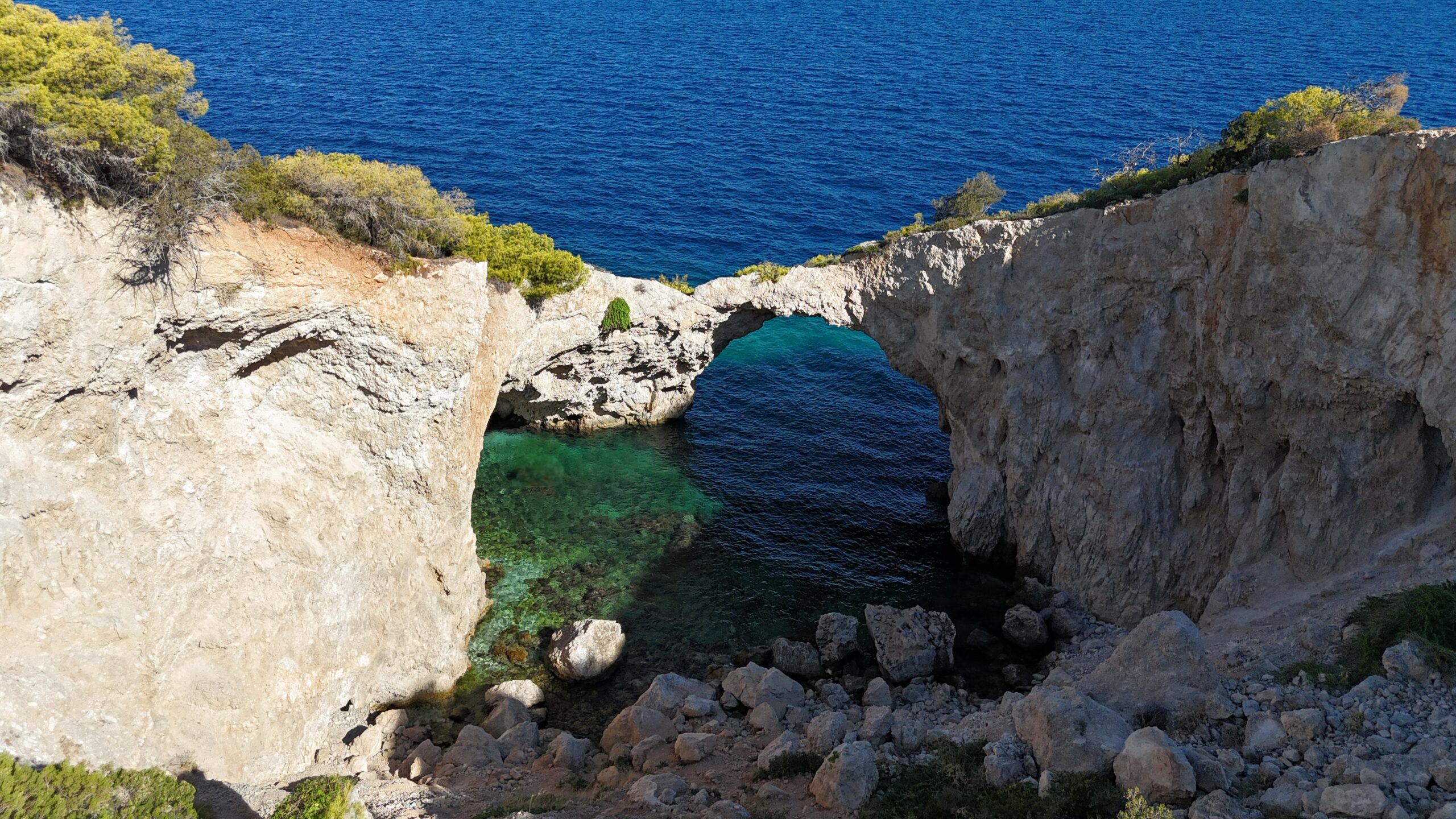 Σπηλιά της Φώκιας: Η κρυμμένη παραλία που δεν την βλέπει ποτέ ο ήλιος (βίντεο)