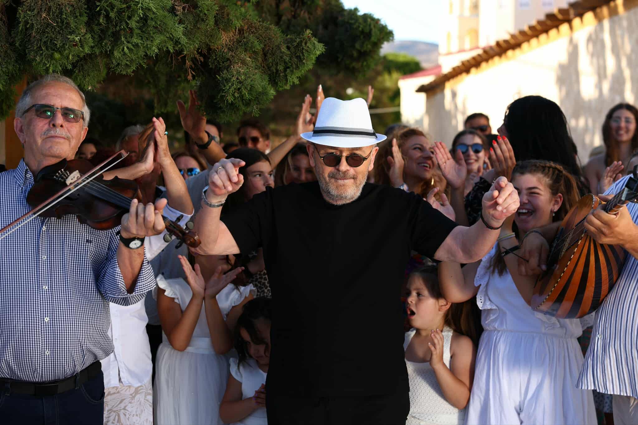 «Πάμε στους δικούς σου»: Ο Σταμάτης Γονίδης παρουσιάζει τη χορευτική επιτυχία της χρονιάς! «Πάμε στους δικούς σου»: Ο Σταμάτης Γονίδης παρουσιάζει τη χορευτική επιτυχία της χρονιάς!