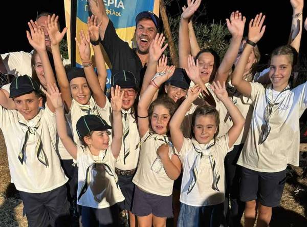 Καβάλα: Πρόσκοποι και Οδηγοί στα γυρίσματα της εκπομπής «Akis’ Food Tour» του Άκη Πετρετζίκη. Καβάλα: Πρόσκοποι και Οδηγοί στα γυρίσματα της εκπομπής «Akis’ Food Tour» του Άκη Πετρετζίκη.